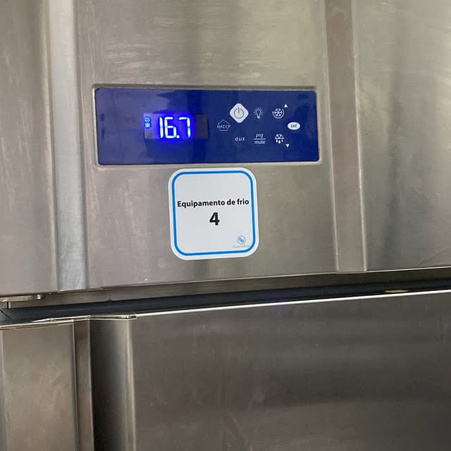 Reparação do frigorífico de um dos nossos clientes que estava com fuga de gás e substituição